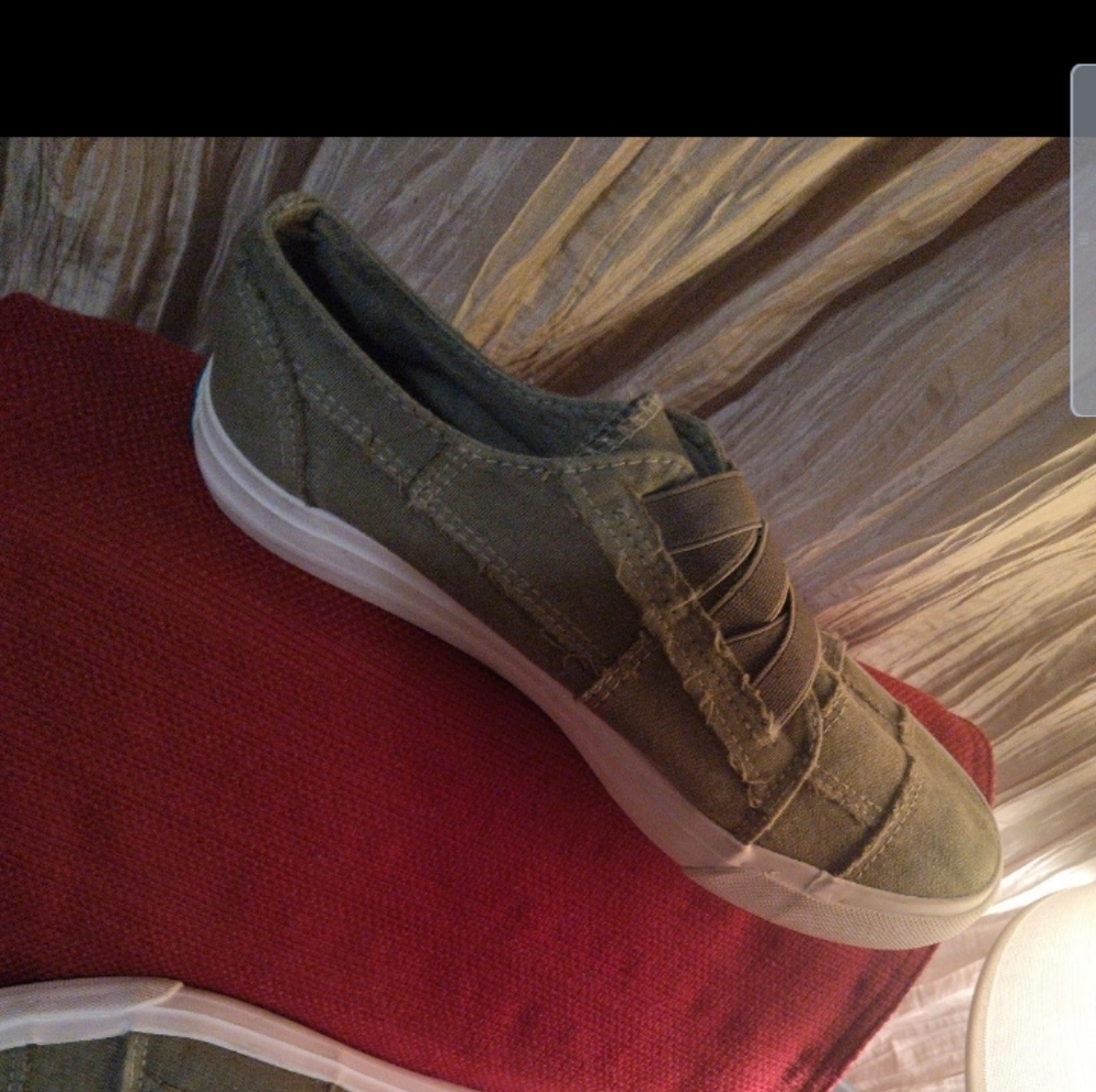 Women's slip on athletic shoes